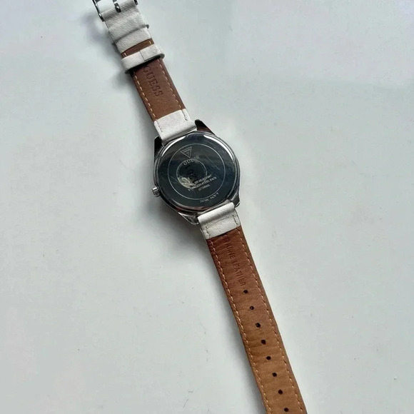 Women Guess Watch G759601 White
Leather Band Silver Case Swarovski
Crystal Bezel - Picture 2 of 4